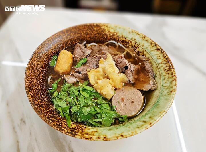 Chủ quán bún bò ‘gây sốt’ với tấm bảng lạ giữa lúc bão giá- Ảnh 4.