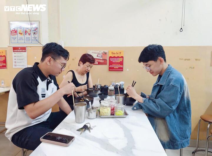 Chủ quán bún bò ‘gây sốt’ với tấm bảng lạ giữa lúc bão giá- Ảnh 5.