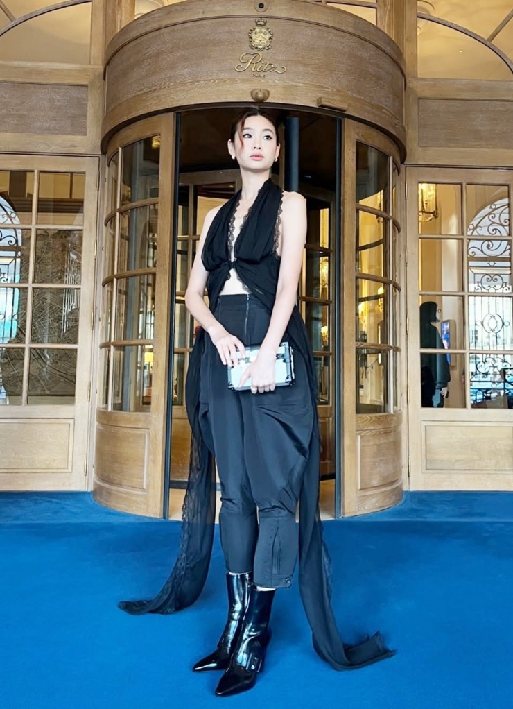 Trong cuộc phỏng vấn với Xportnews hồi năm ngoái, cô nói thích phong cách đường phố pha "high fashion" (thời trang cao cấp), ưu tiên phom dáng oversized, cắt khoét vừa phải, denim và tinh thần Y2K, tạo cảm giác phóng khoáng, cá tính nhưng vẫn tinh giản. Ảnh: Instagram Hoooooyeony