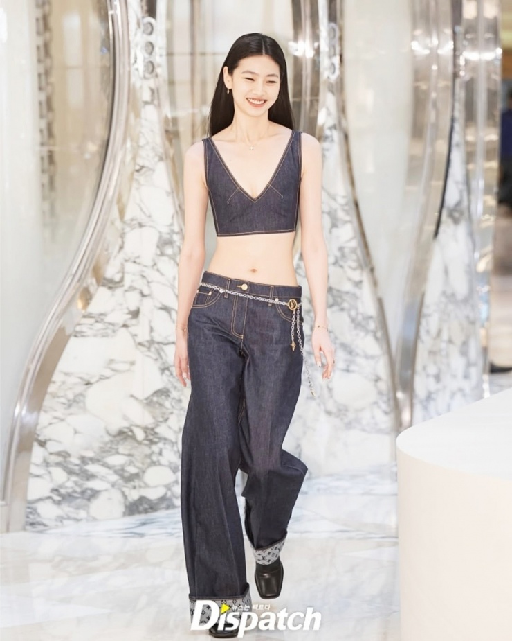 Người đẹp nhận "mưa" lời khen vóc dáng với set denim của nhà mốt xa xỉ, tôn vòng eo 57 cm, ở sự kiện tại Seoul tháng 4/2025. Dispatch nhận xét Jung Ho Yeon tỏa sáng, biến sân khấu thành sàn catwalk Ảnh: Dispatch