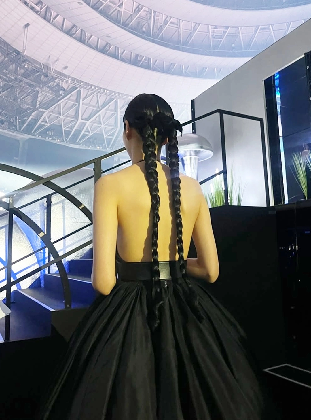 Tại lễ trao giải MAMA tháng 11/2024, cô chọn thiết kế bồng bềnh đơn sắc, nhấn vào chi tiết hở lưng. Kiểu tóc tết đôi giúp Ho Yeon trông sang trọng, cuốn hút hơn, theo Newsen. Ảnh: MAMA, Instagram Hoooooyeony