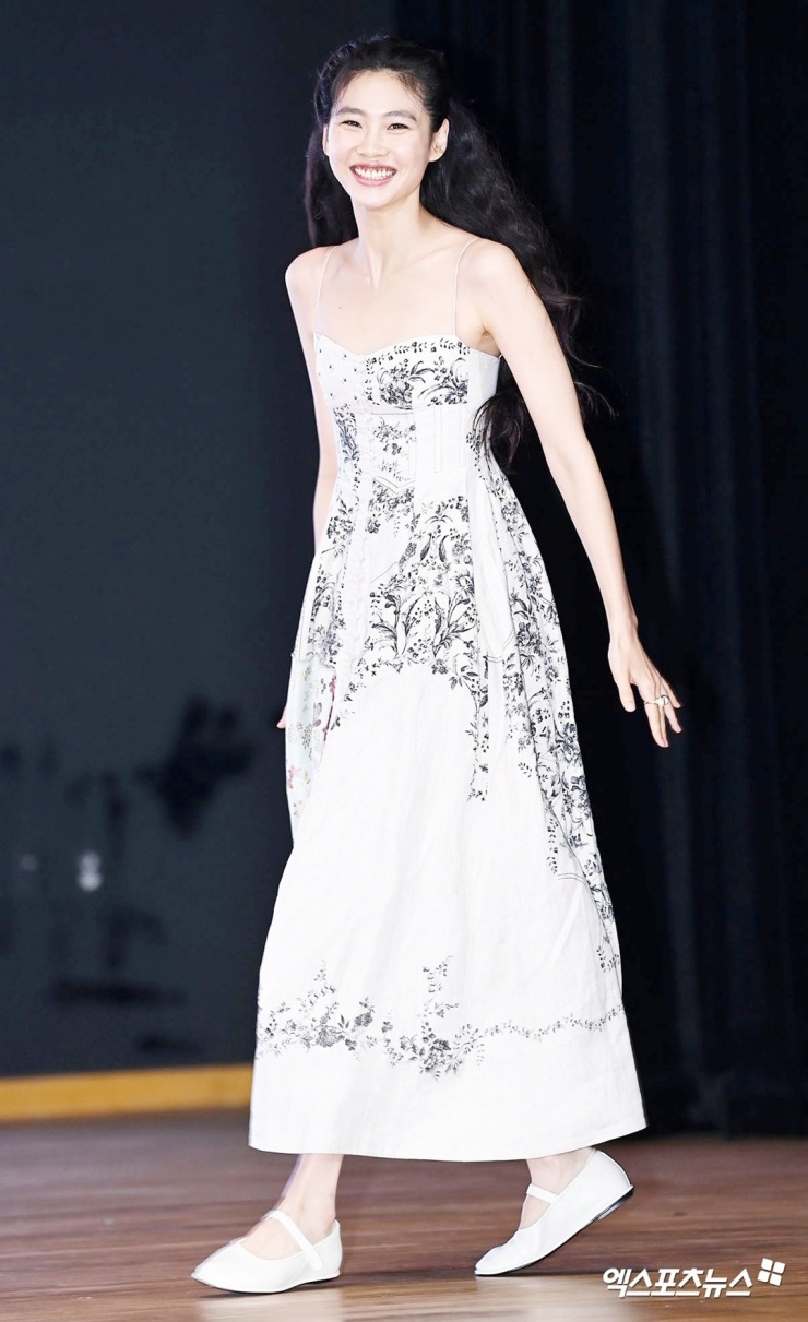 Đầm dây, cúp ngực hay lệch vai, trễ vai cũng là một trong những mốt thường được Ho Yeon lăng xê trên thảm đỏ. Ảnh: Xportsnews