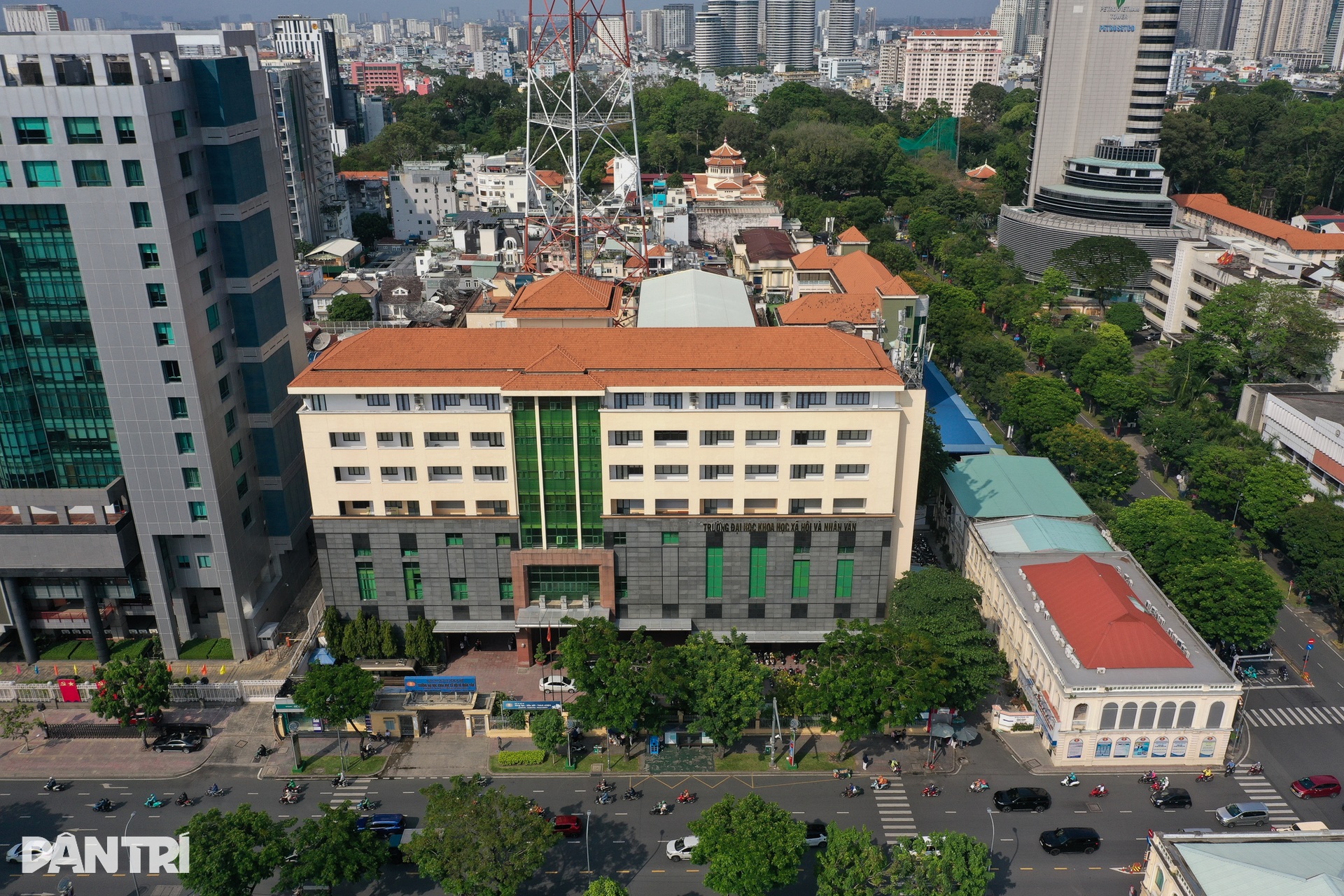 Những ngôi trường đại học lâu đời nằm giữa lòng trung tâm TPHCM - 15