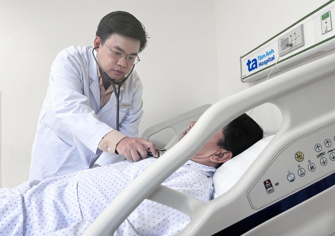 Bác sĩ kiểm tra sức khỏe bệnh nhân trước lúc xuất viện. Ảnh: Hạ Vũ