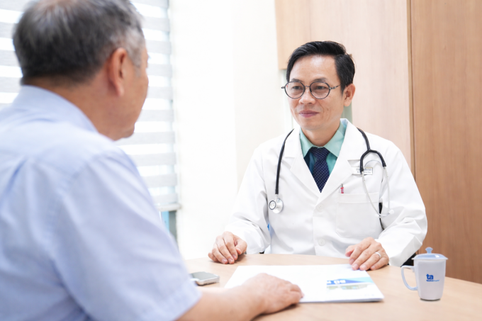 Ông Phi đang được bác sĩ Thành tư vấn trong lần tái khám. Ảnh: Bệnh viện Đa khoa Tâm Anh