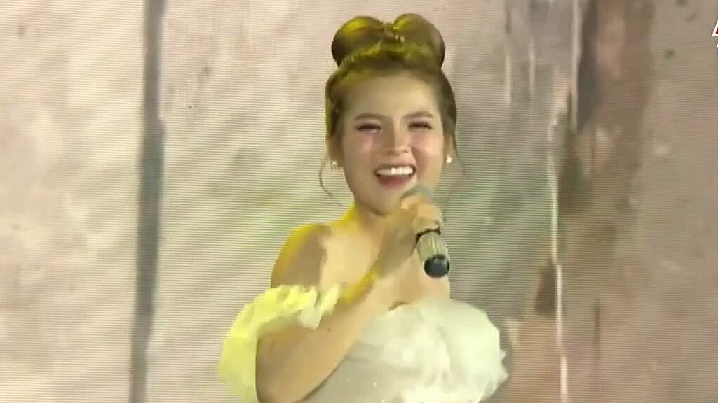 Yến Nhi Mắt Ngọc hát ở một sự kiện năm 2022