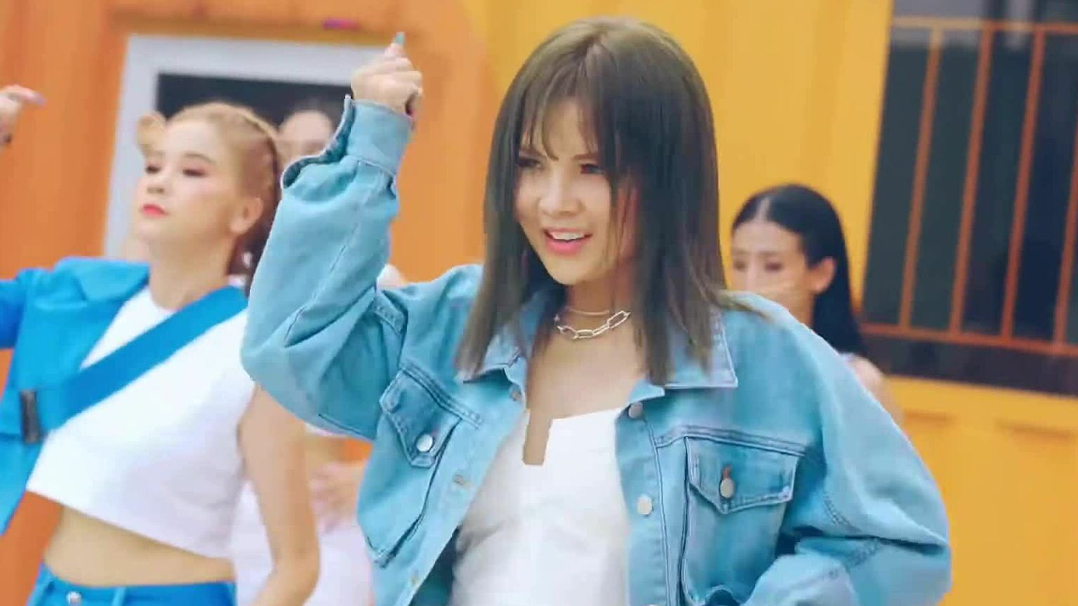 Nhóm Mắt Ngọc hát bài 'Cần 102'