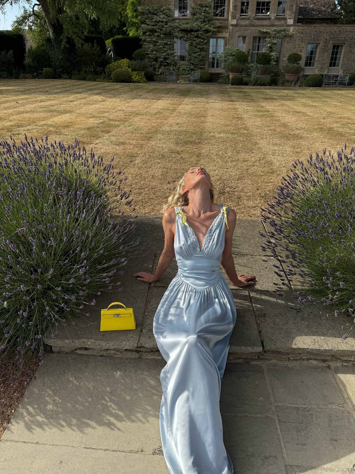 Ice Blue: Màu xanh “băng giá” này chắc chắn phải xuất hiện trong tủ đồ 2026 của bạn!- Ảnh 6.