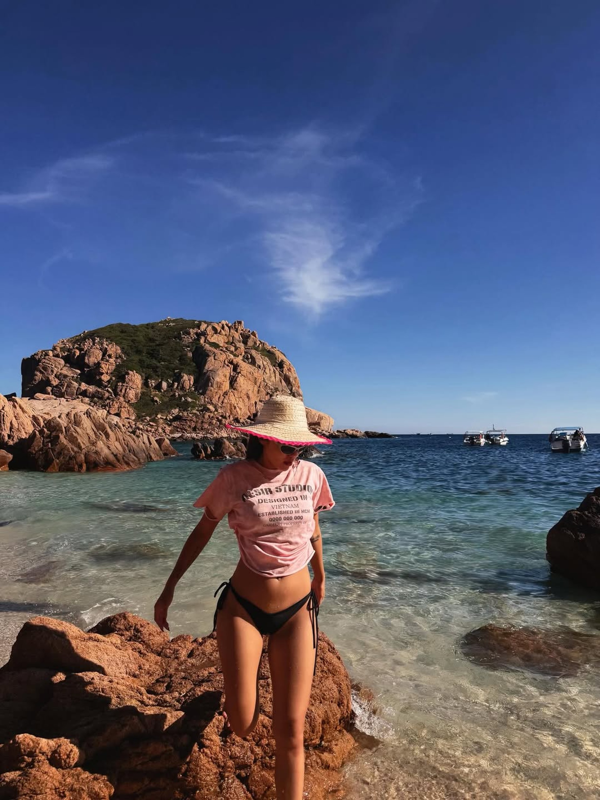 Phương Ly sau khi nhuộm da: Gu thời trang táo bạo, diện bikini gây sốt - 3