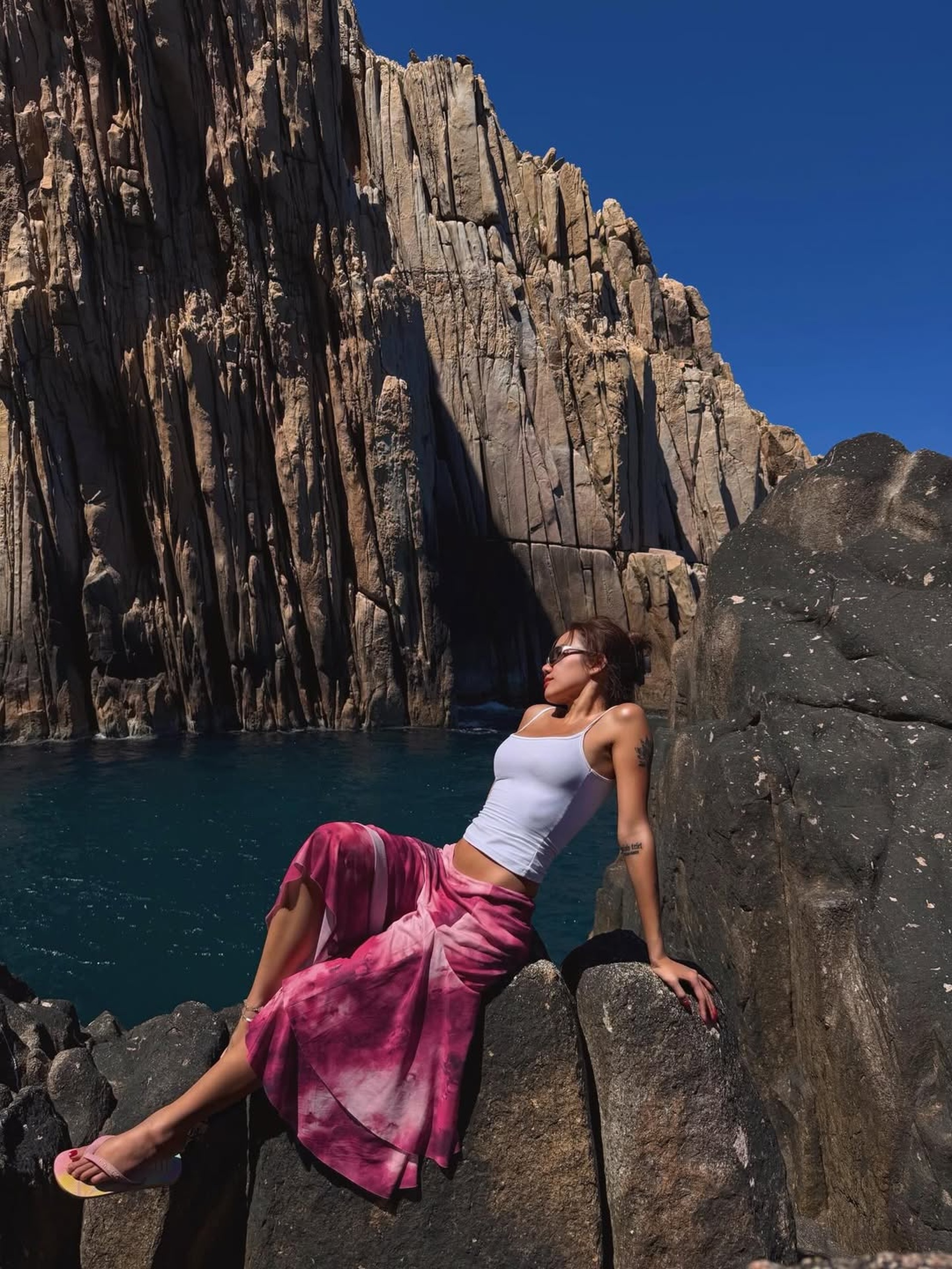 Phương Ly sau khi nhuộm da: Gu thời trang táo bạo, diện bikini gây sốt - 6