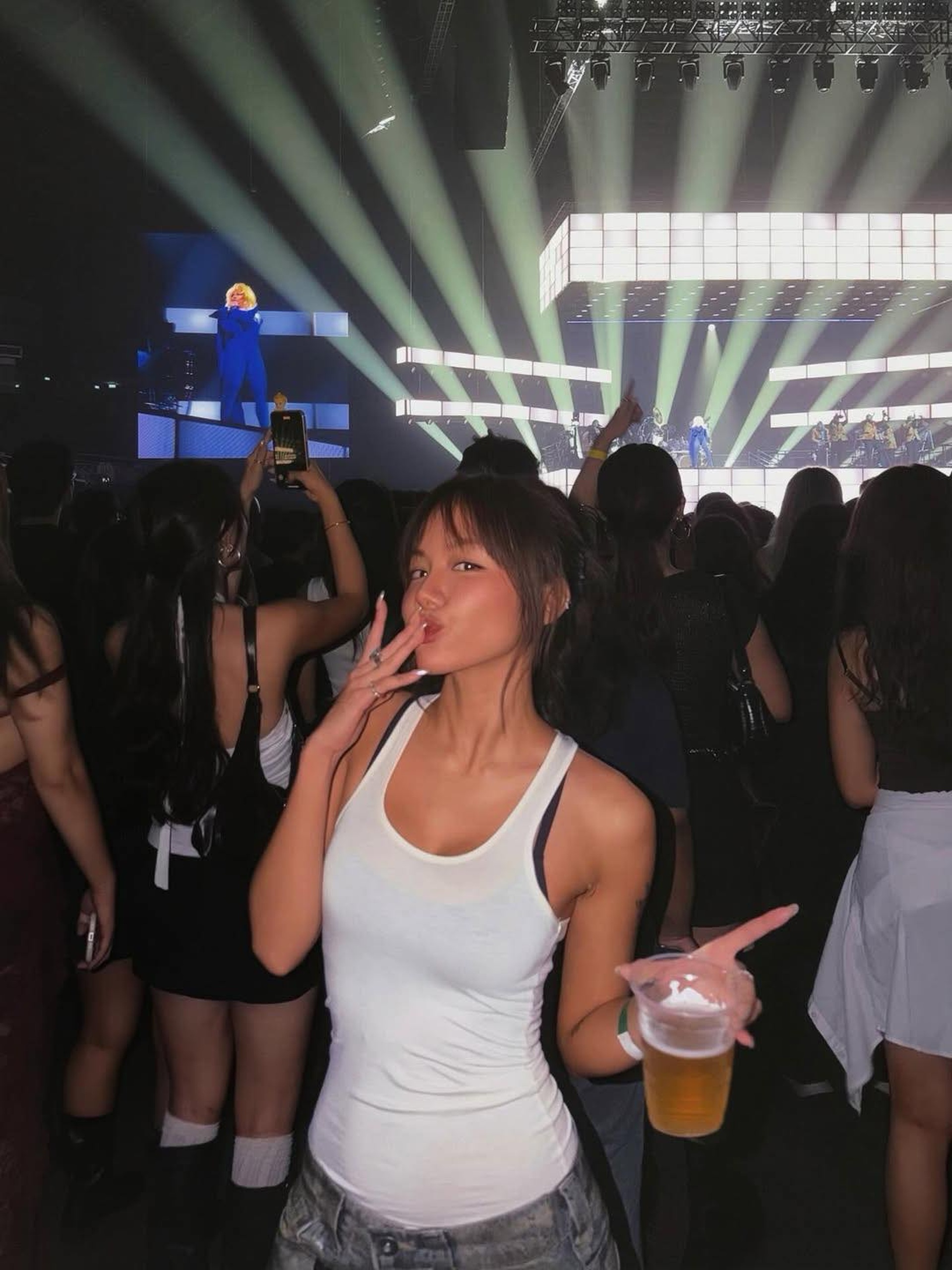 Phương Ly sau khi nhuộm da: Gu thời trang táo bạo, diện bikini gây sốt - 13