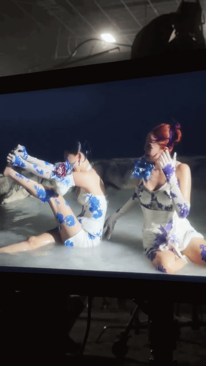 Minh Hằng và Tóc Tiên đang làm chuyện gì vậy?- Ảnh 2.