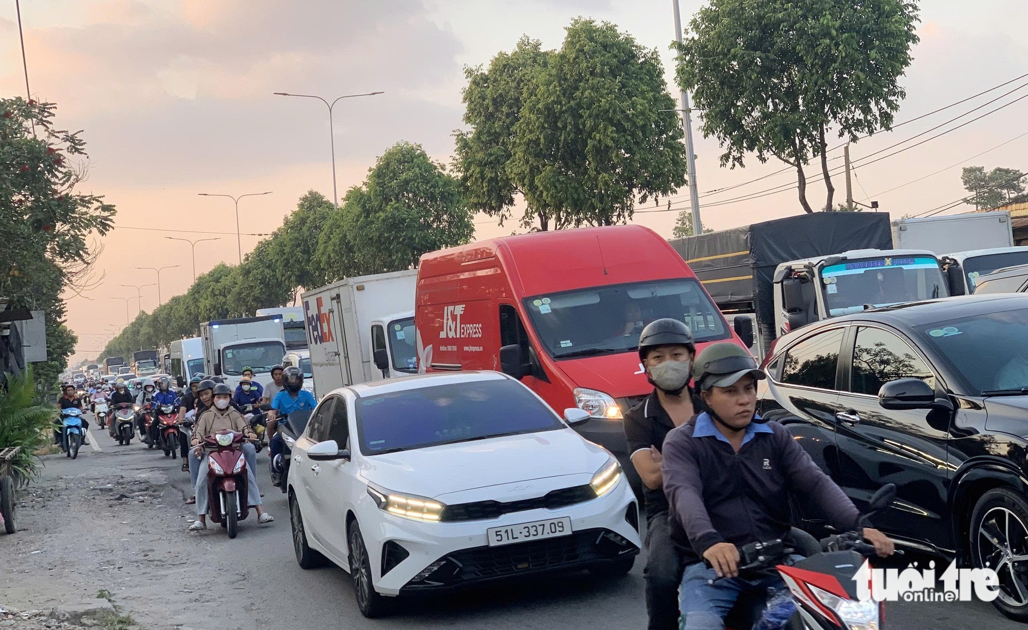 Tốc độ 50km/h trên quốc lộ 22: Người dân kêu chậm, cơ quan quản lý 'an toàn là trên hết' - Ảnh 2.