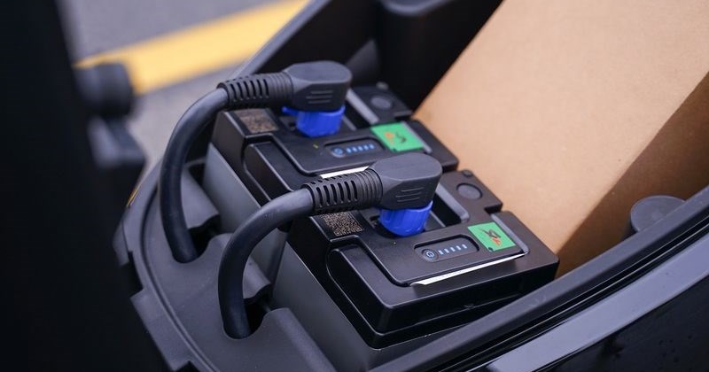 Mua xe máy điện: Chọn sạc cố định hay đổi pin?- Ảnh 2.
