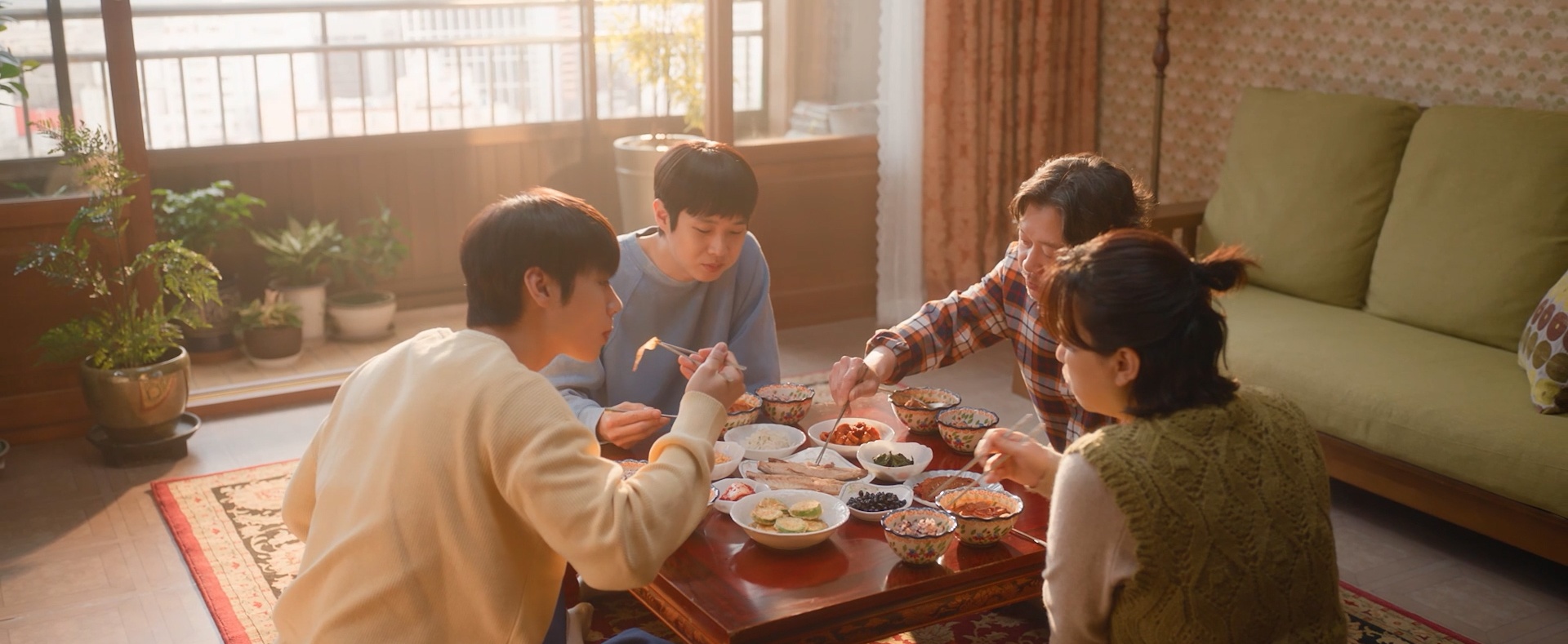 Xuất hiện phim Hàn đánh bại toàn bộ bom tấn Việt chiếm top 1 phòng vé, nghe tên nam chính là biết hay cỡ nào- Ảnh 2.