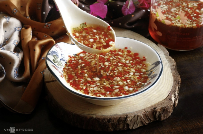 Ăn mặn làm tăng huyết áp, gây hại thận. Ảnh: Bùi Thủy