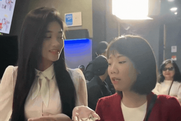 Á hậu Việt sượng trân khi bị yêu cầu bỏ tiền túi mua 200 vé xem phim, netizen nhìn gia cảnh khó khăn mà thương- Ảnh 2.