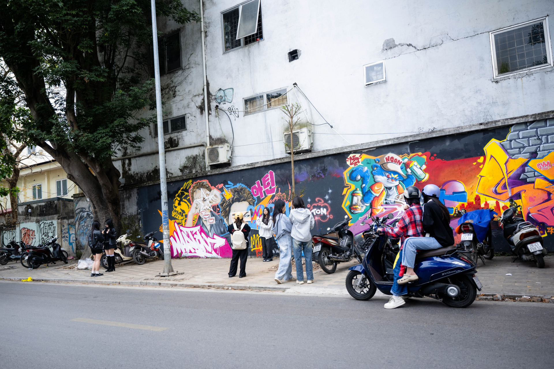 Xuất hiện bức tường vẽ nam thần 1m9 cực xịn giữa Hà Nội, chiều nào cũng thấy kín đặc nàng thơ- Ảnh 2.