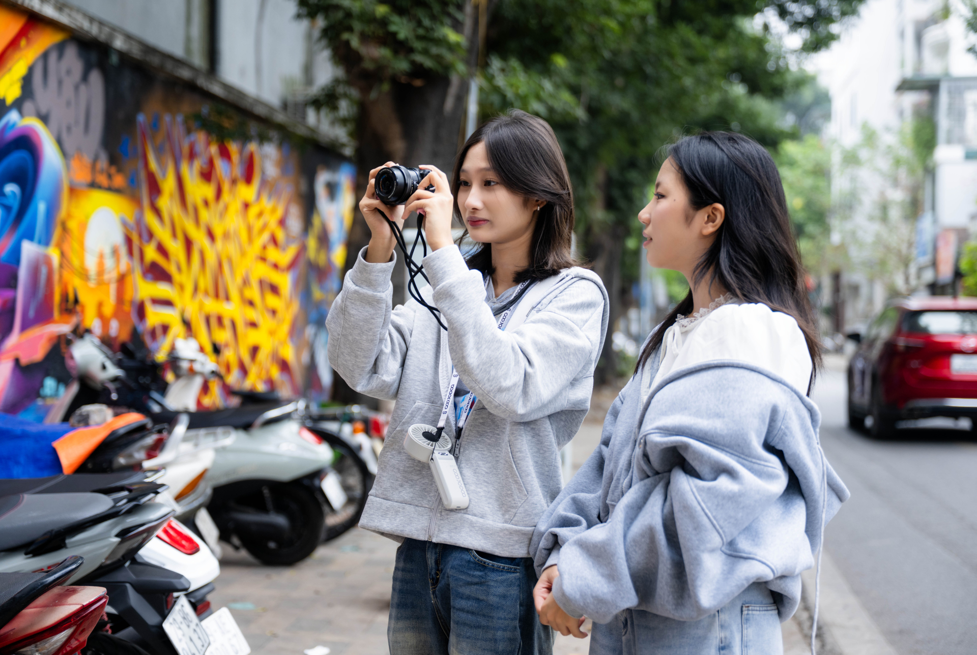 Xuất hiện bức tường vẽ nam thần 1m9 cực xịn giữa Hà Nội, chiều nào cũng thấy kín đặc nàng thơ- Ảnh 4.