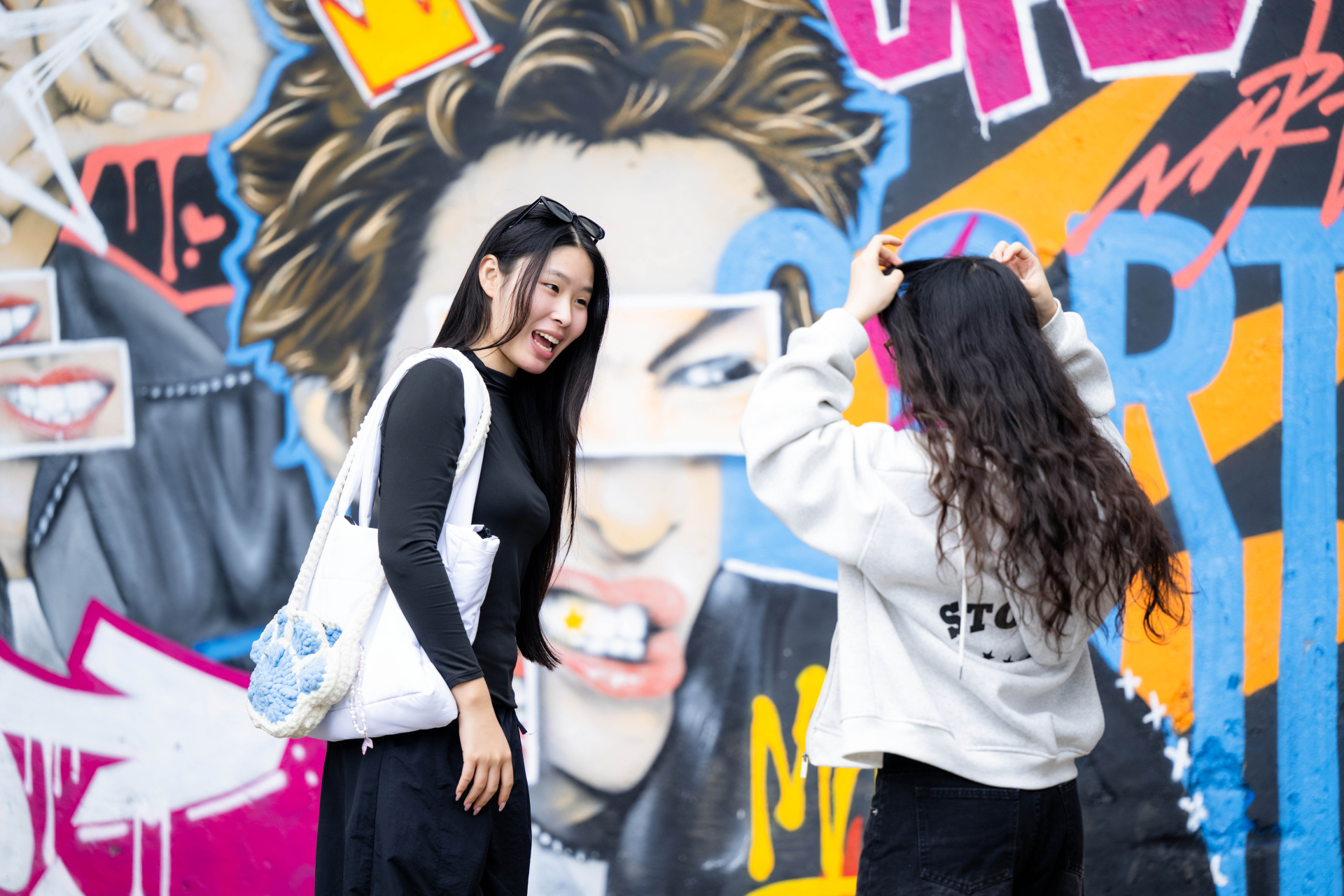 Xuất hiện bức tường vẽ nam thần 1m9 cực xịn giữa Hà Nội, chiều nào cũng thấy kín đặc nàng thơ- Ảnh 5.