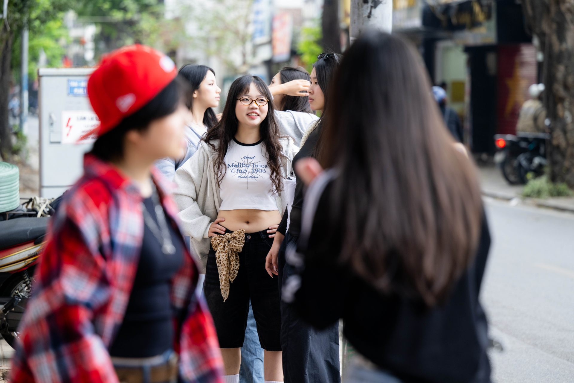 Xuất hiện bức tường vẽ nam thần 1m9 cực xịn giữa Hà Nội, chiều nào cũng thấy kín đặc nàng thơ- Ảnh 6.