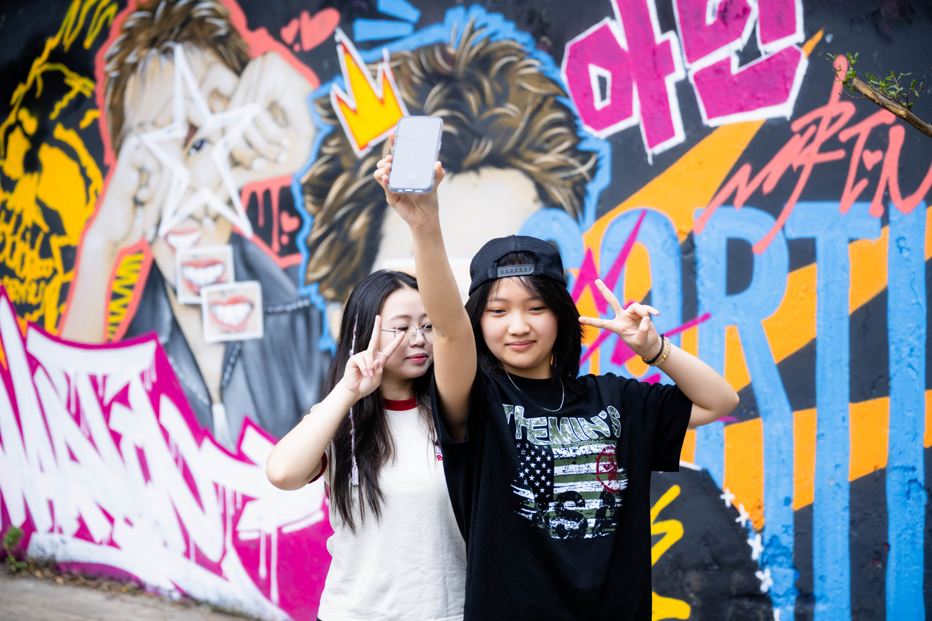 Xuất hiện bức tường vẽ nam thần 1m9 cực xịn giữa Hà Nội, chiều nào cũng thấy kín đặc nàng thơ- Ảnh 7.