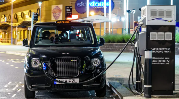 Xe taxi đang sạc trên đường phố châu Âu. Ảnh: Benchmark