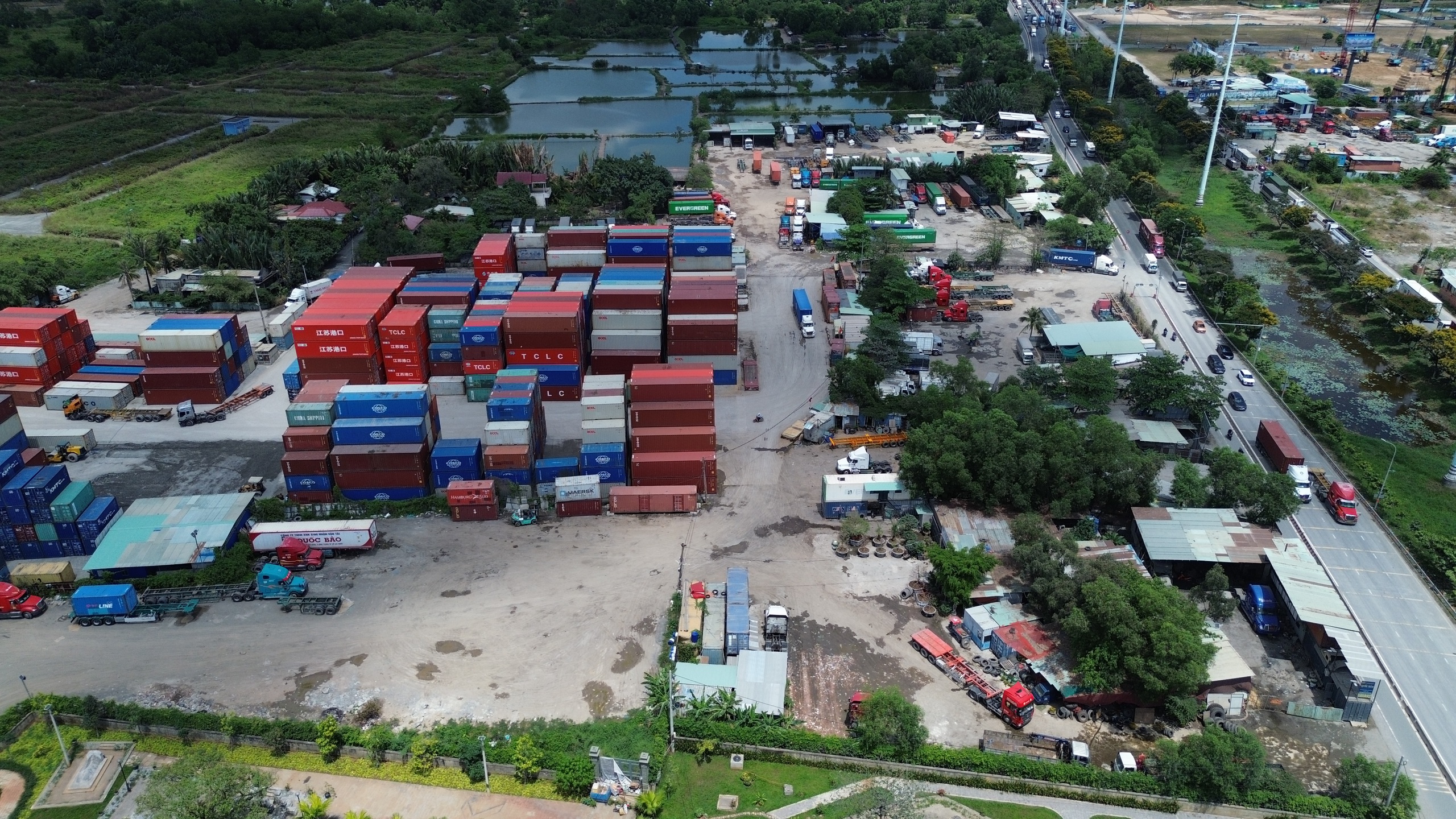 Hàng loạt bãi xe tự phát dọc đường Võ Chí Công: Kiểm tra xong… vẫn hoạt động- Ảnh 4.