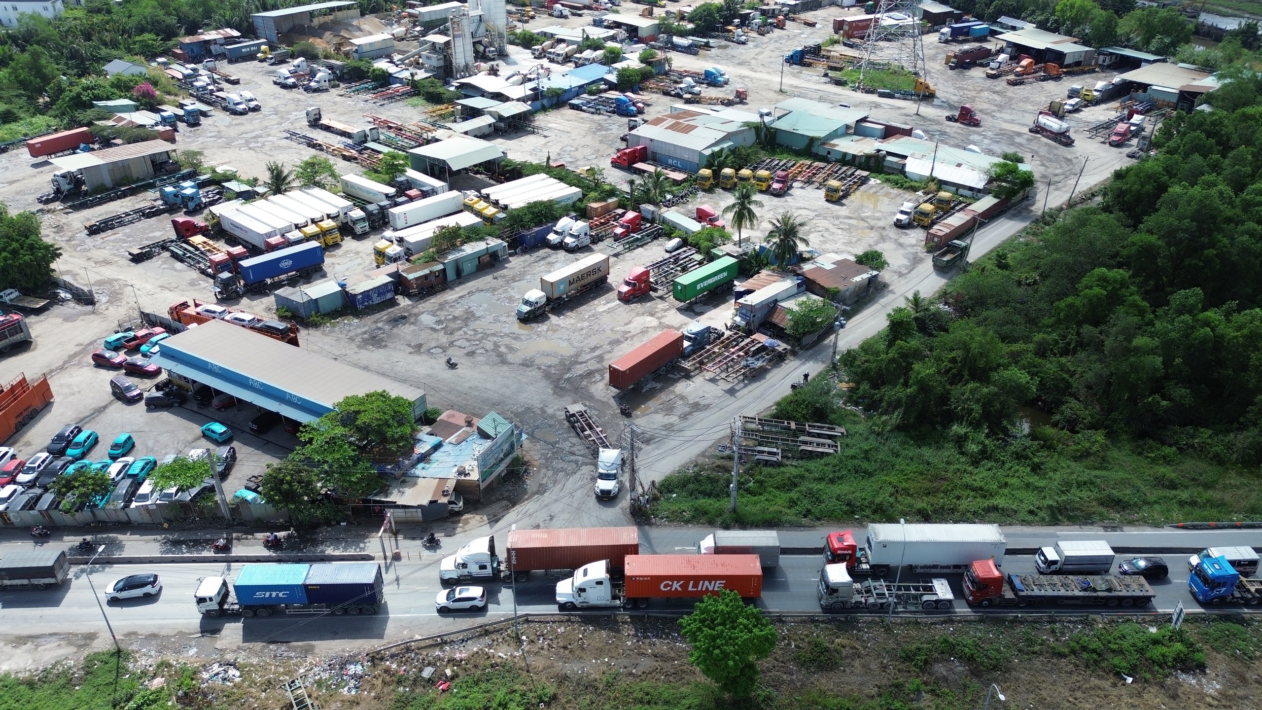 Hàng loạt bãi xe tự phát dọc đường Võ Chí Công: Kiểm tra xong… vẫn hoạt động- Ảnh 5.