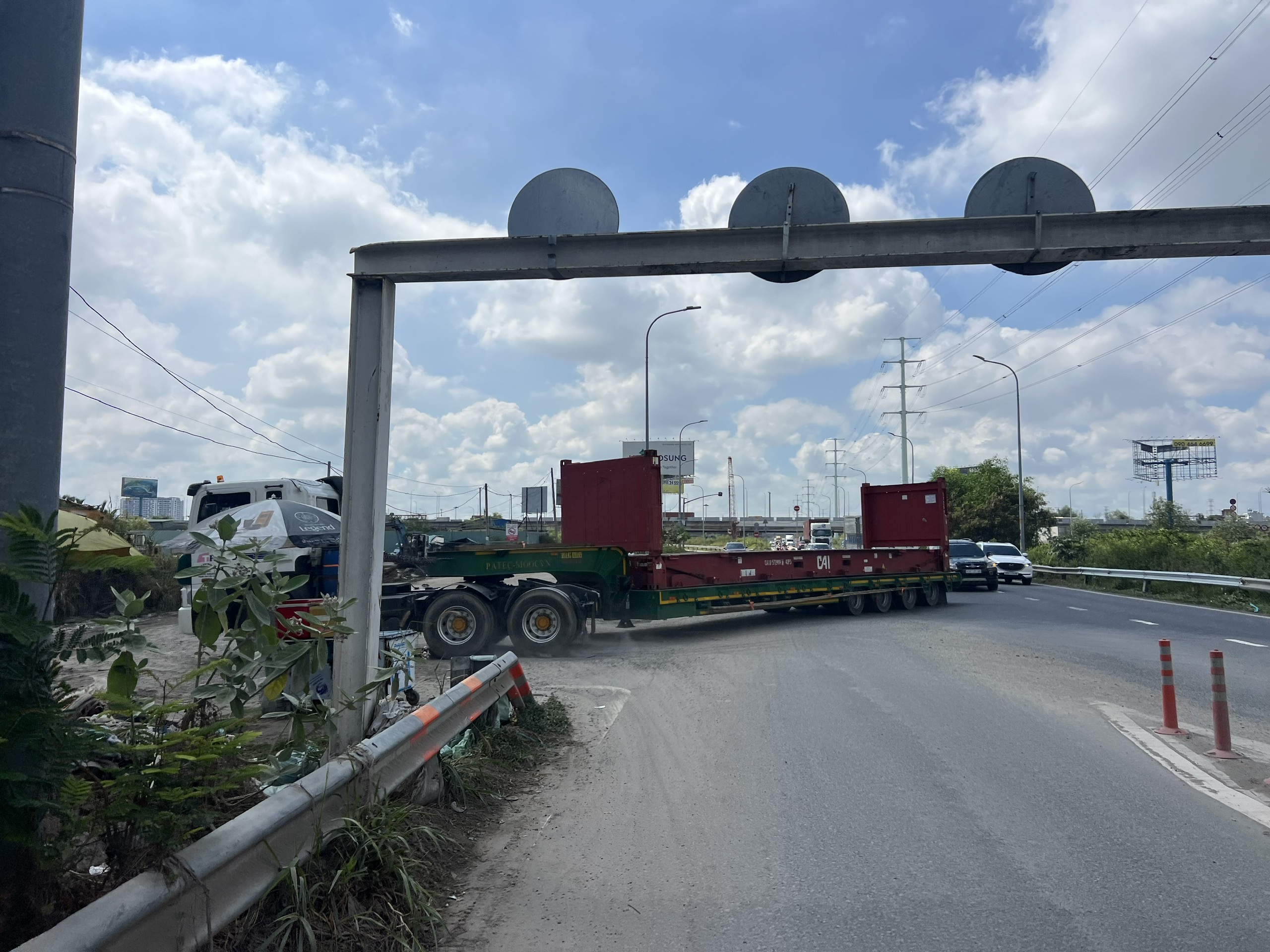 Hàng loạt bãi xe tự phát dọc đường Võ Chí Công: Kiểm tra xong… vẫn hoạt động- Ảnh 13.