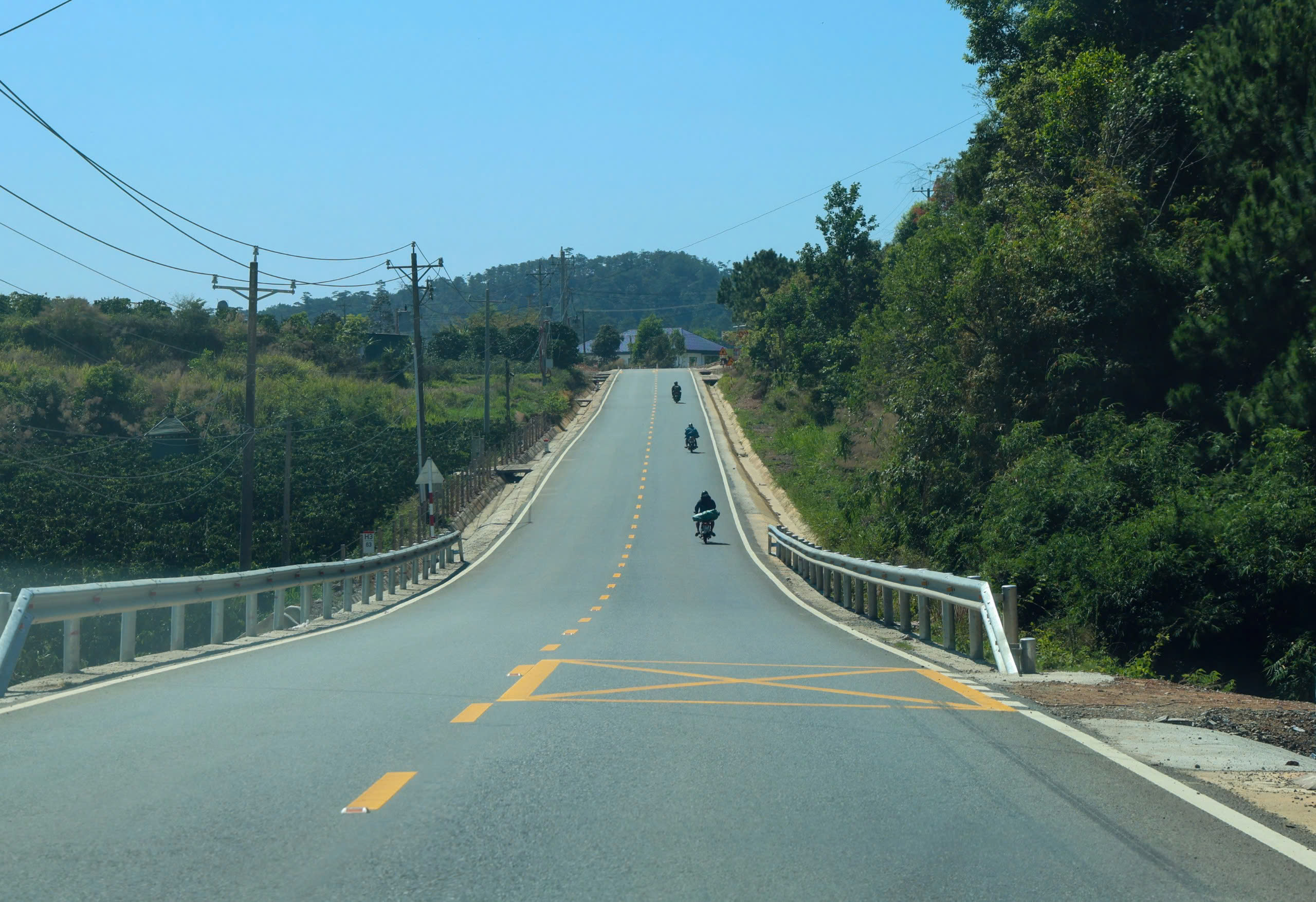 Cận cảnh thi công quốc lộ 28B giai đoạn cuối   - Ảnh 2.