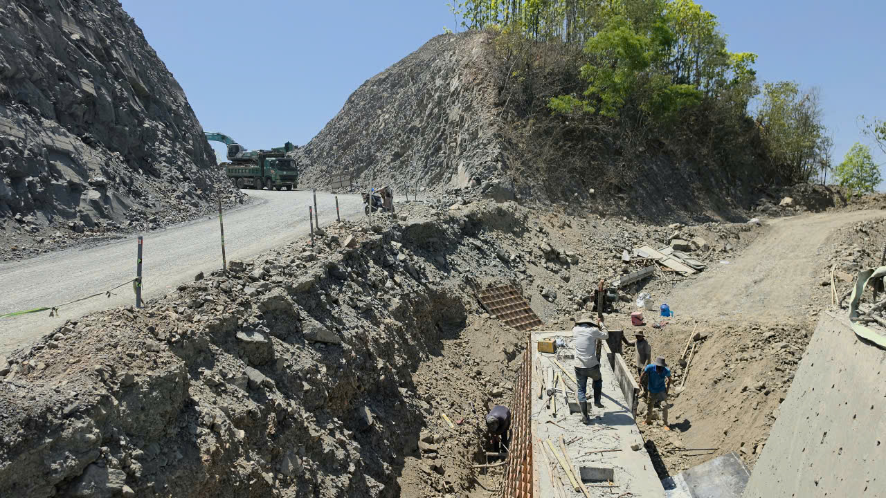 Cận cảnh thi công quốc lộ 28B giai đoạn cuối   - Ảnh 4.