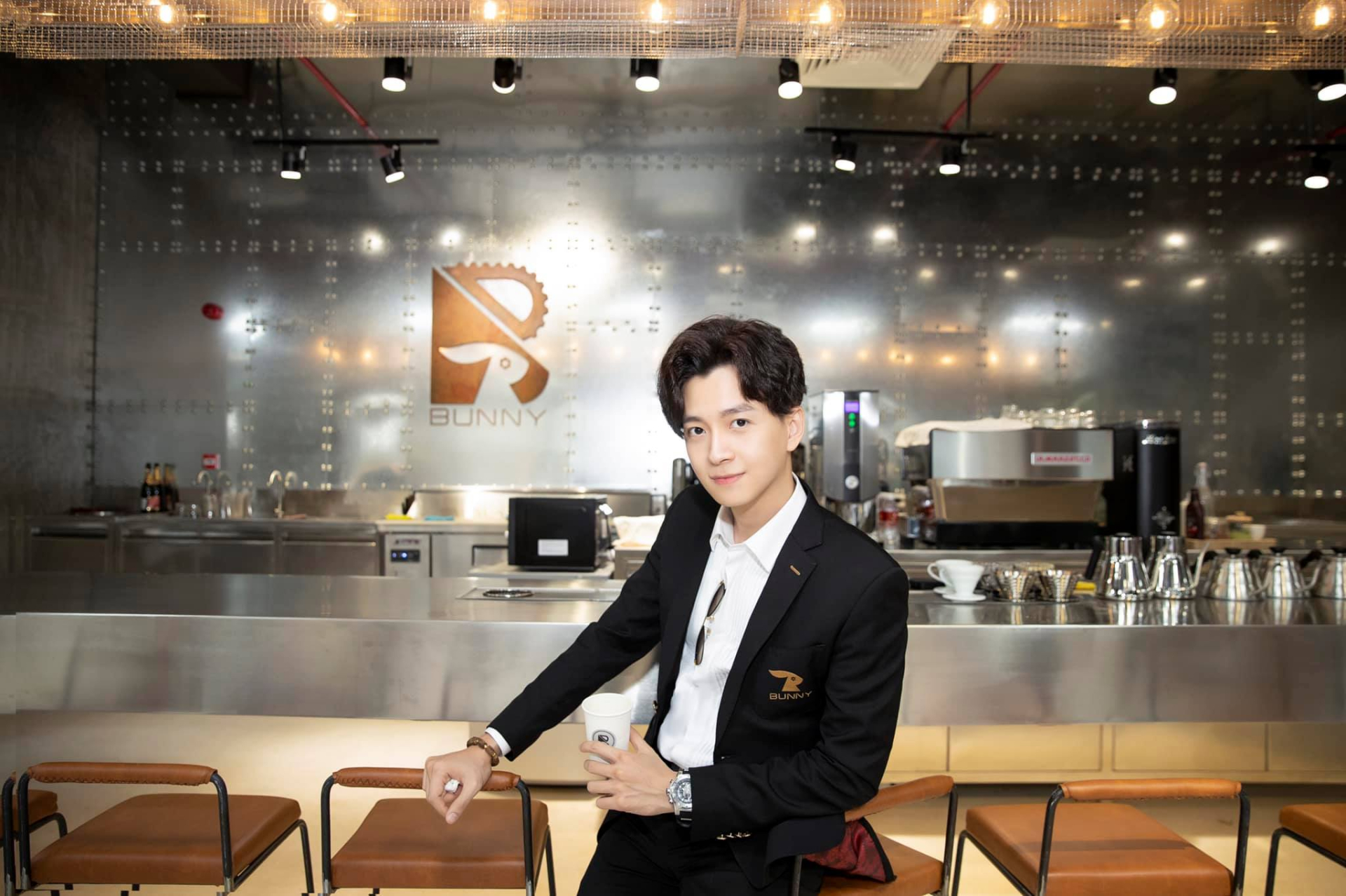 Chuyện gì đang xảy ra với quán cà phê của Ngô Kiến Huy?- Ảnh 2.