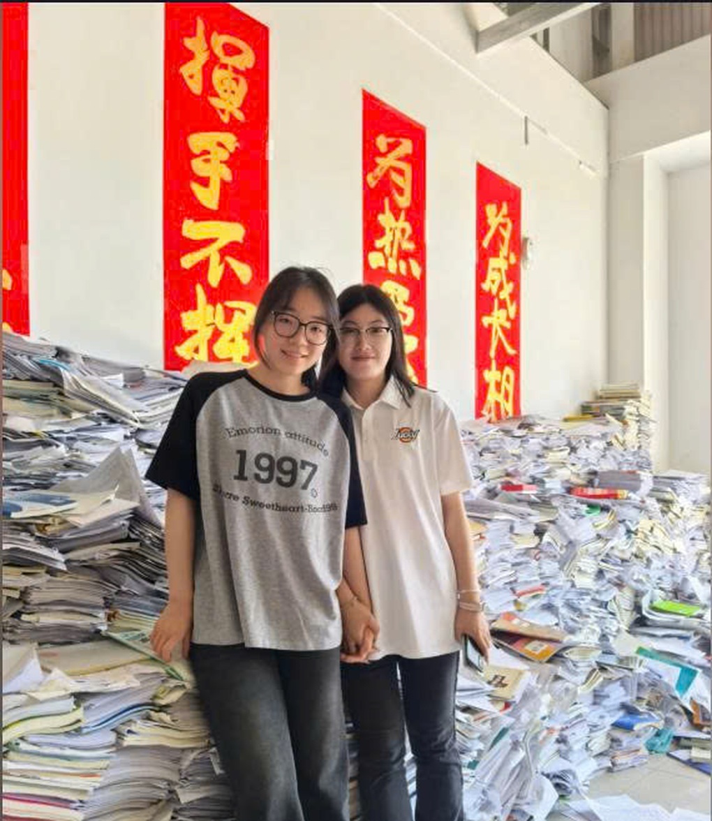 Bức ảnh bài tập chất cao như núi của học sinh Trung Quốc náo động MXH Việt - 2 Bức ảnh bài tập chất cao như núi của học sinh Trung Quốc náo động MXH Việt - 2