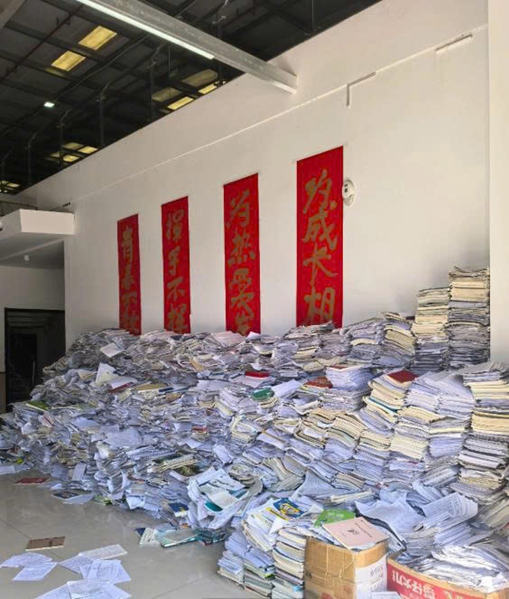 Bức ảnh bài tập chất cao như núi của học sinh Trung Quốc náo động MXH Việt - 3