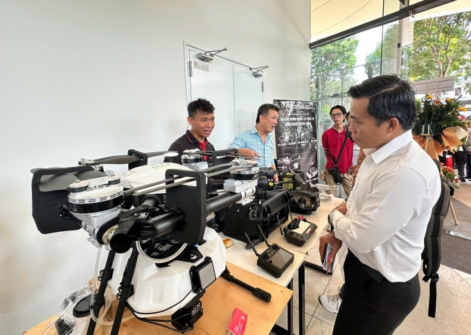 Khách tham dự tìm hiểu thiết bị bay không người lái phục vụ công nghiệp tại lễ ra mắt Sàn giao dịch công nghệ TP HCM, sáng 20/3. Ảnh: Lê Tuyết