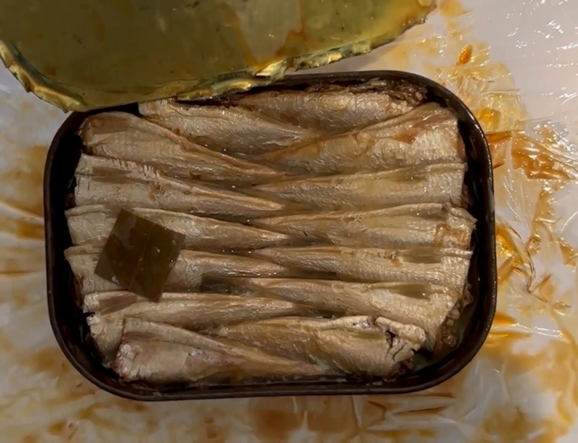 Hộp cá mòi bị “bỏ quên” hơn 50 năm được mở ra: Chuyên gia nhìn thấy gì mà vội cảnh báo?- Ảnh 4.