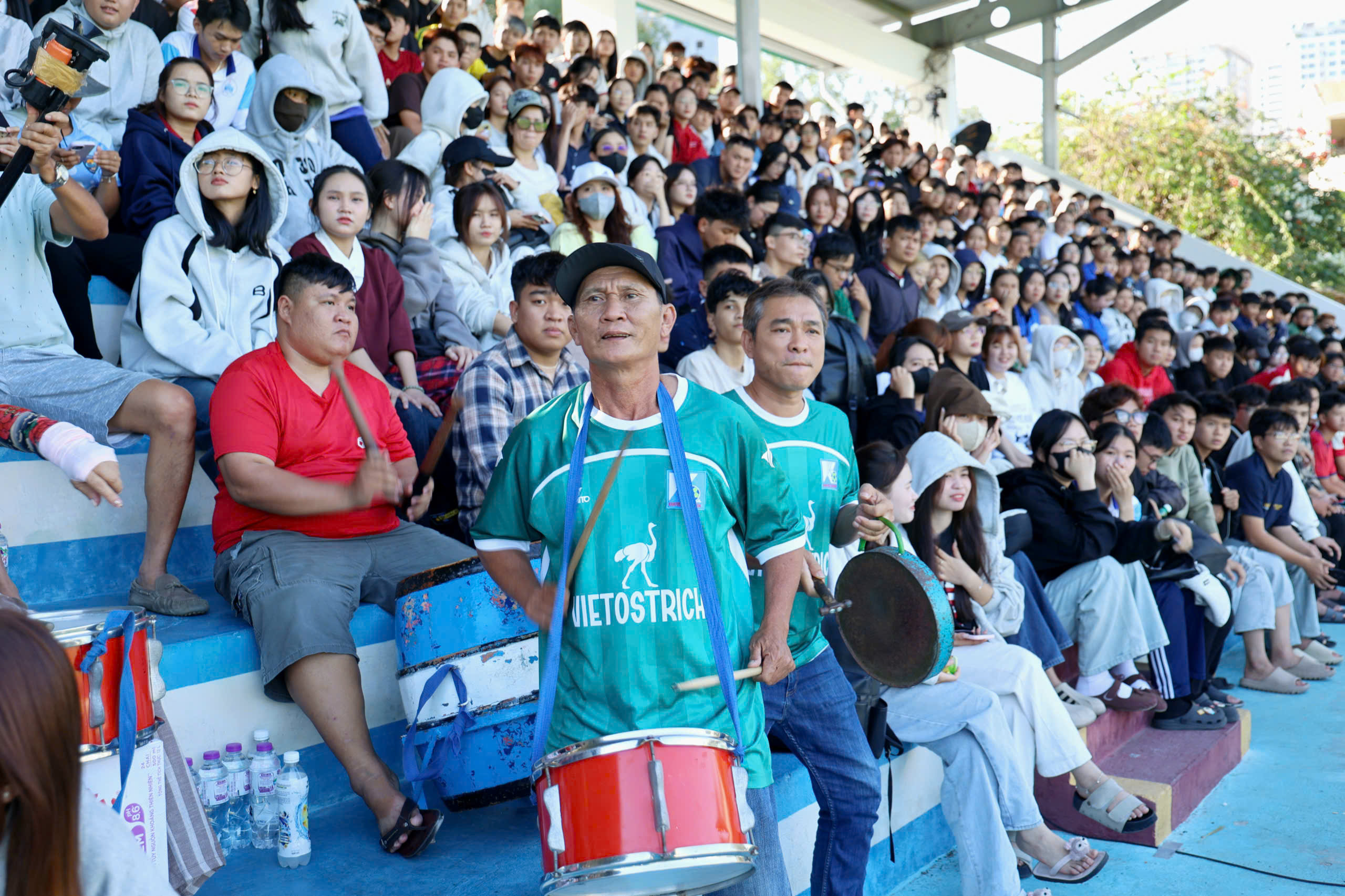 Hội người hâm mộ bóng đá Khánh Hòa tiếp lửa khán đài TNSV THACO Cup 2026- Ảnh 2.
