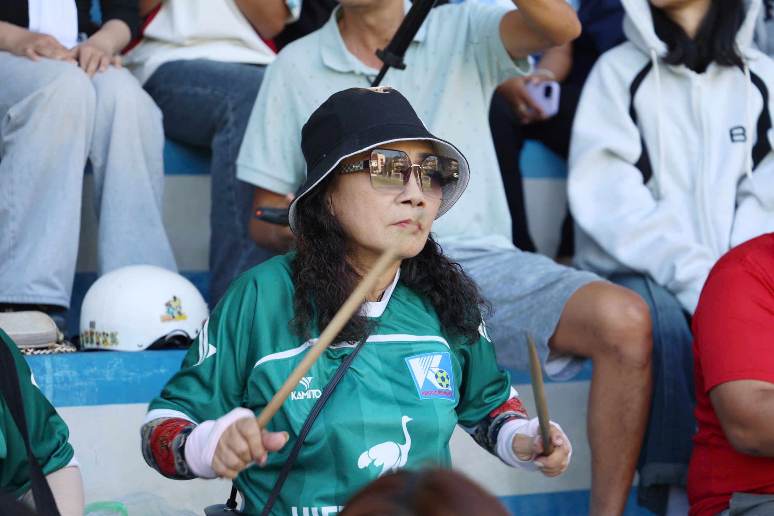 Hội người hâm mộ bóng đá Khánh Hòa tiếp lửa khán đài TNSV THACO Cup 2026- Ảnh 3.