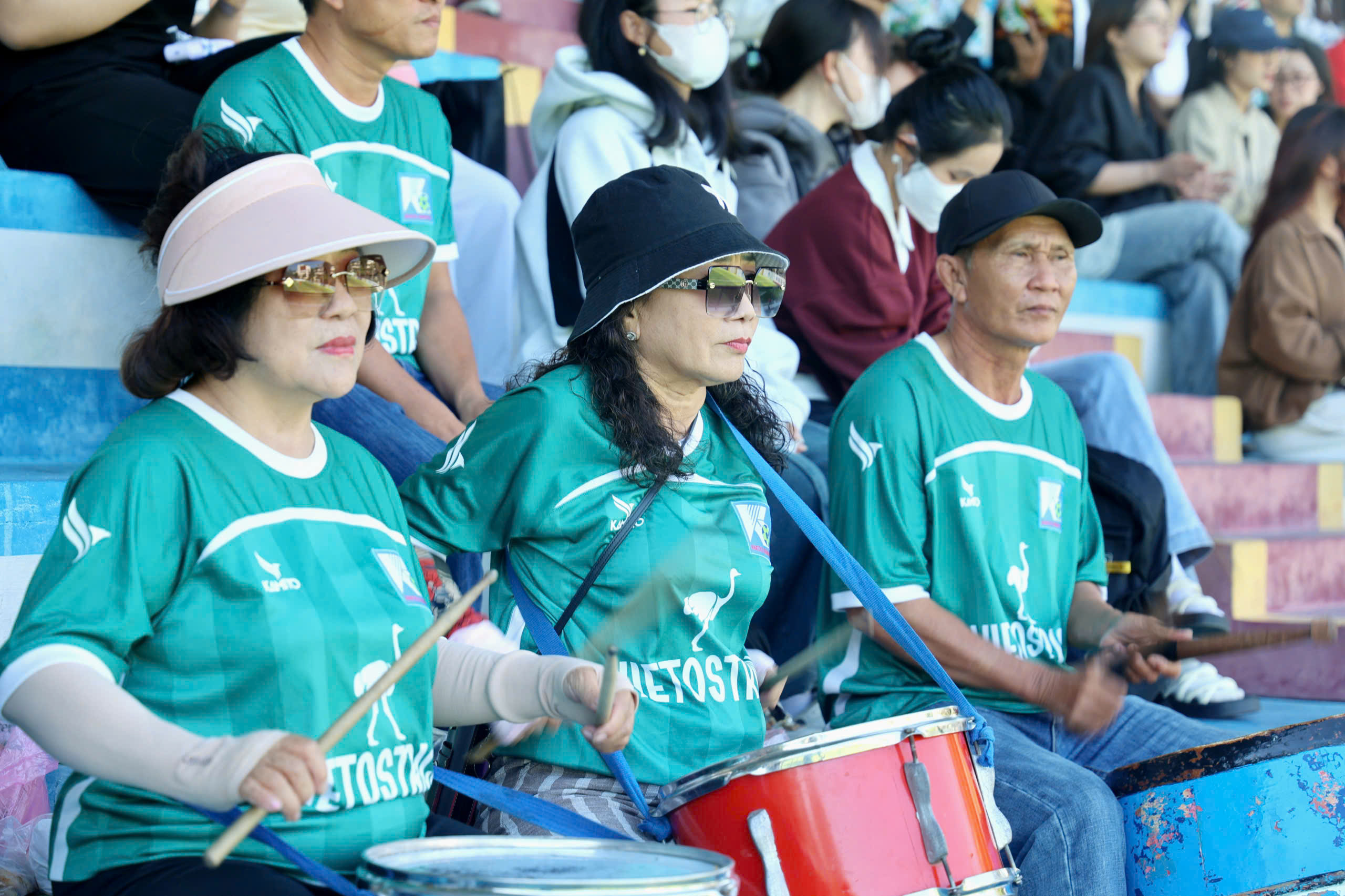 Hội người hâm mộ bóng đá Khánh Hòa tiếp lửa khán đài TNSV THACO Cup 2026- Ảnh 5.