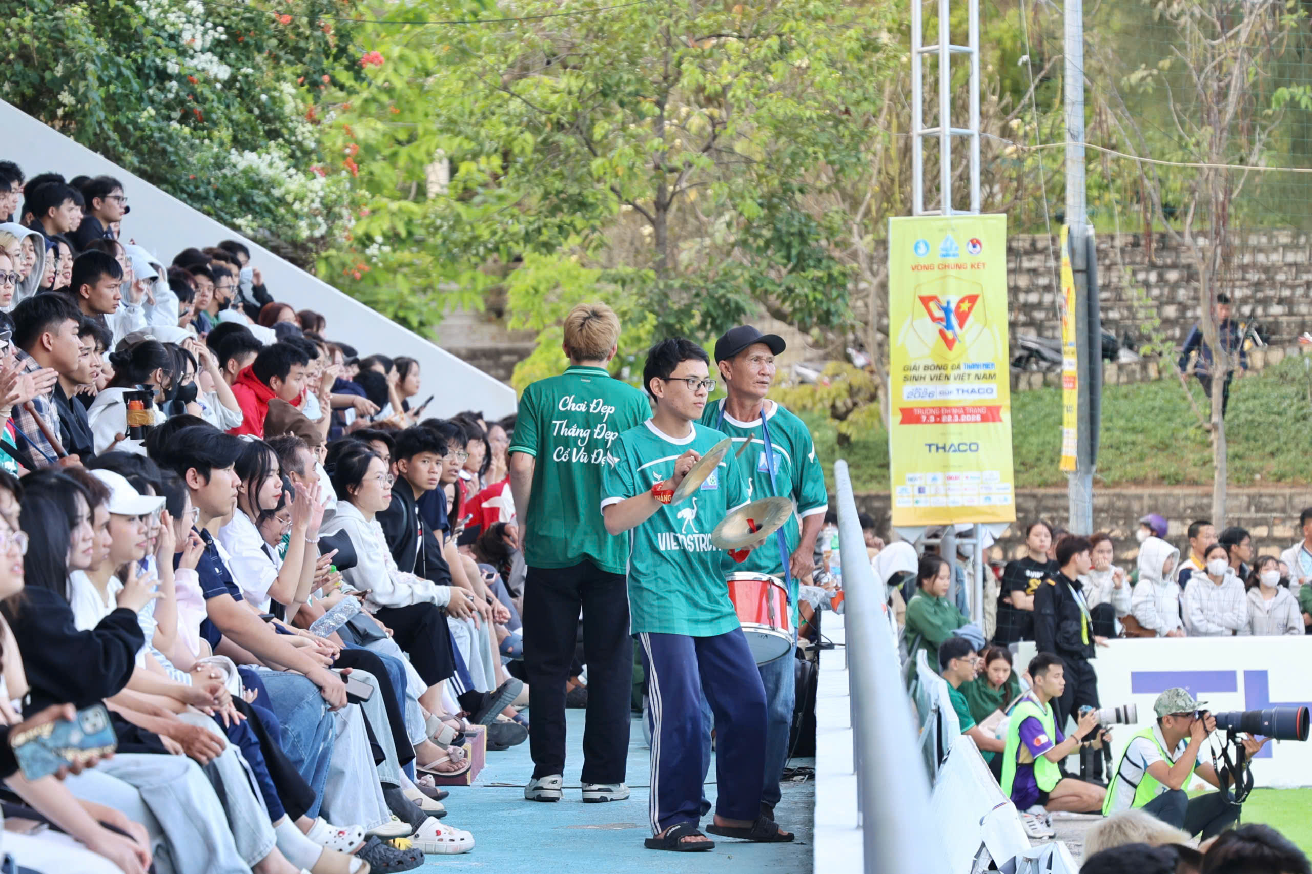 Hội người hâm mộ bóng đá Khánh Hòa tiếp lửa khán đài TNSV THACO Cup 2026- Ảnh 6.