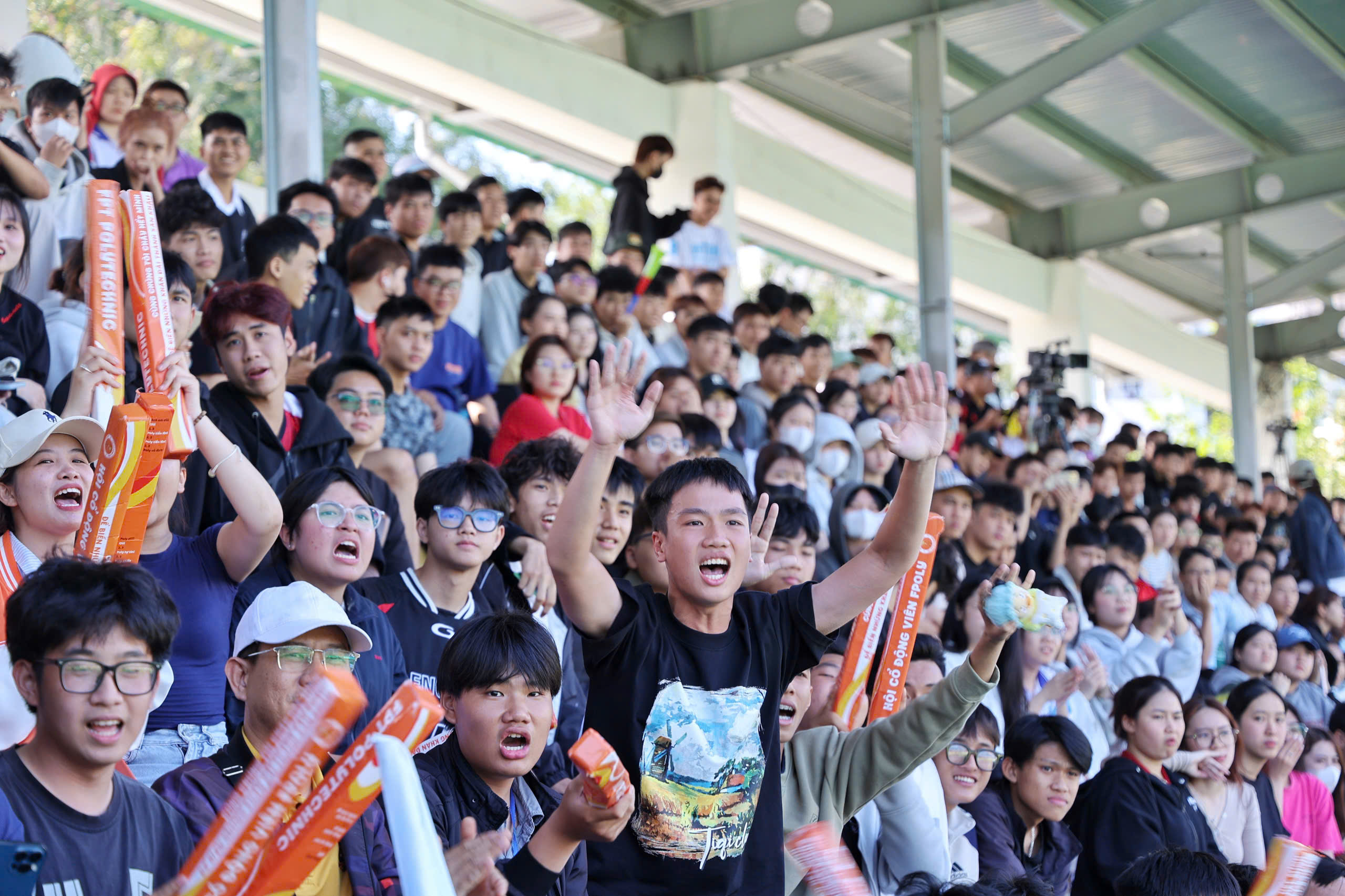 Hội người hâm mộ bóng đá Khánh Hòa tiếp lửa khán đài TNSV THACO Cup 2026- Ảnh 7.