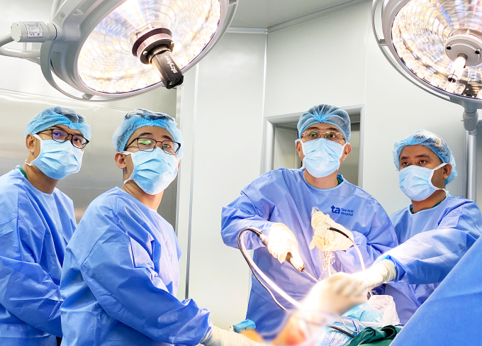 Bác sĩ Duy (thứ hai từ phải sang) thực hiện nội soi tái tạo sụn chêm cho người bệnh. Ảnh: Bệnh viện Đa khoa Tâm Anh