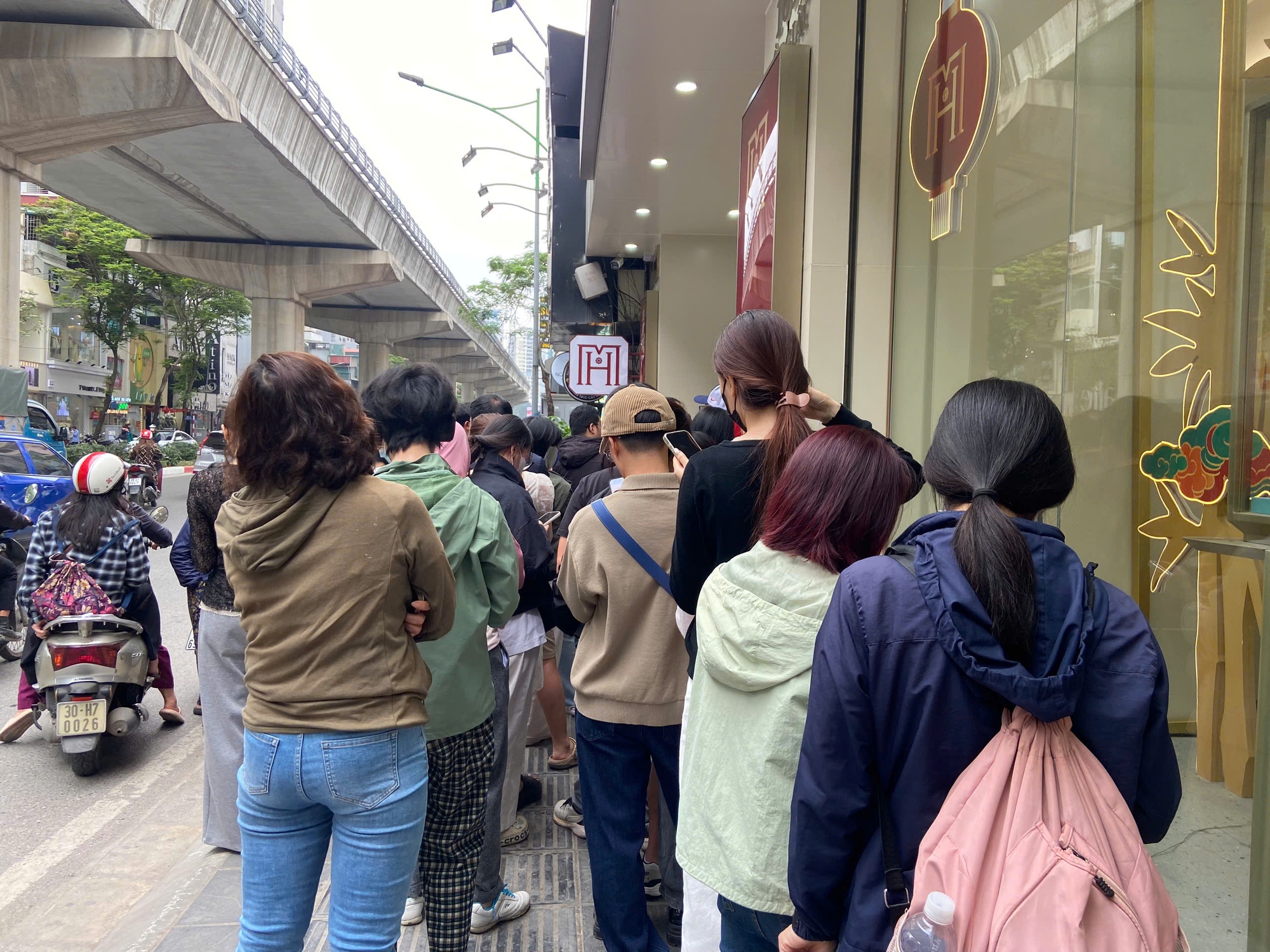 Giá vàng giảm 2 hôm liên tiếp: Dân văn phòng đi mua vàng từ 5h sáng, người “cầm giấy hẹn đi lấy vàng” mặt buồn thiu- Ảnh 2.