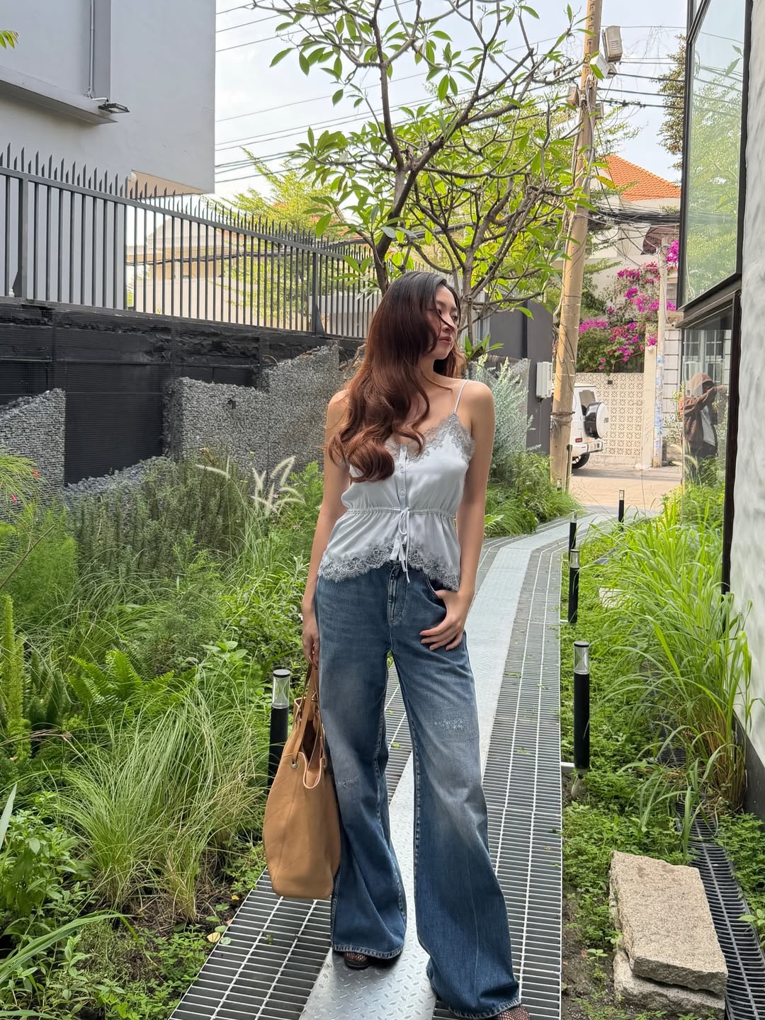 Lương Thùy Linh, Tiểu Vy, Thiên Ân mê tít đồ lụa: Mát mẻ, sang chảnh lại rất lúng liếng, diện mùa hè over hợp- Ảnh 2.