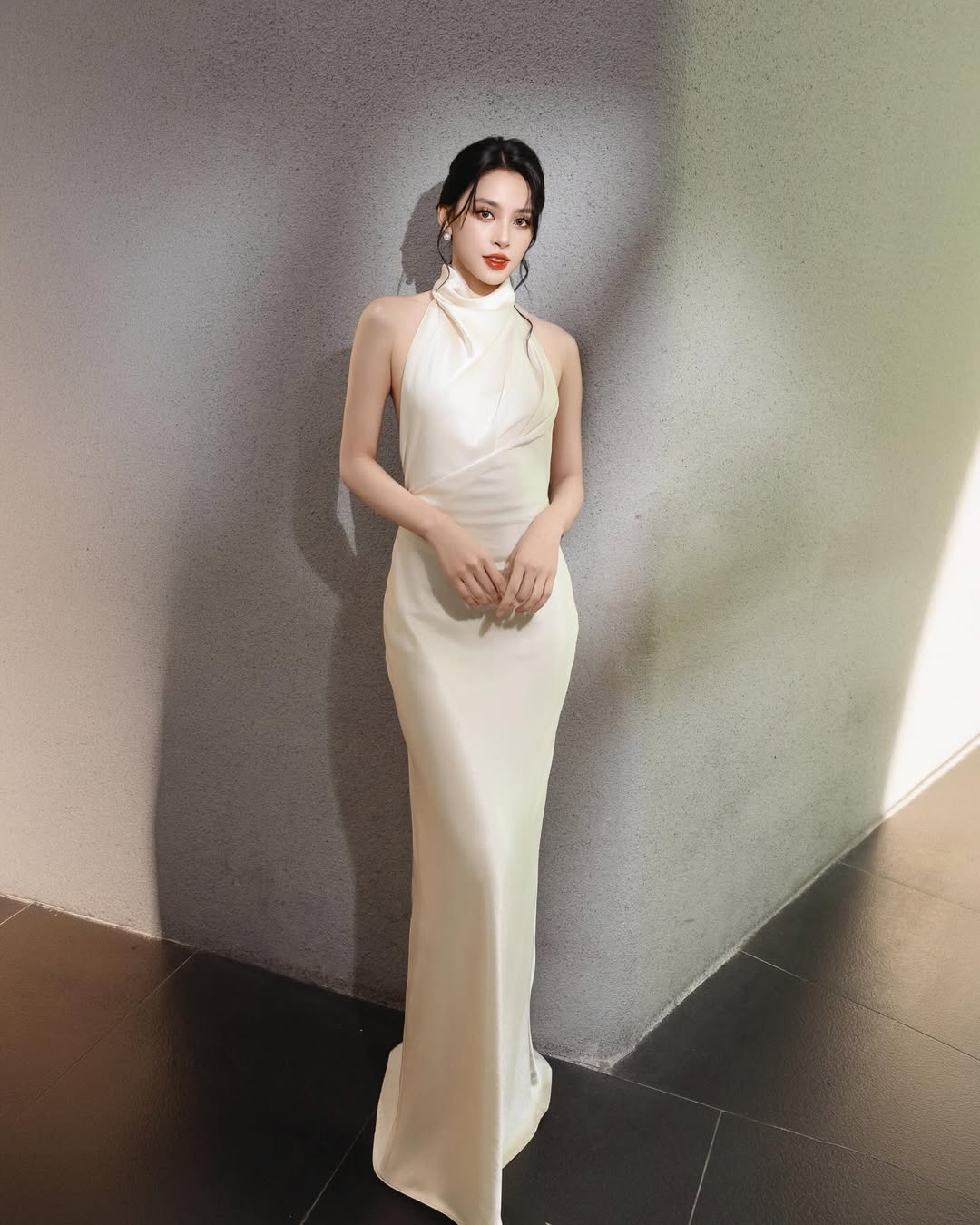 Lương Thùy Linh, Tiểu Vy, Thiên Ân mê tít đồ lụa: Mát mẻ, sang chảnh lại rất lúng liếng, diện mùa hè over hợp- Ảnh 5.