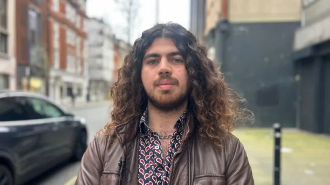 Theo, thạc sĩ Khoa học máy tính, rải hơn 500 hồ sơ xin việc mà không thành công. Ảnh: BBC