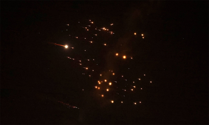 Vệt sáng của các quả đạn con trên bầu trời thành phố Netanya, Israel ngày 18/3. Ảnh: AFP