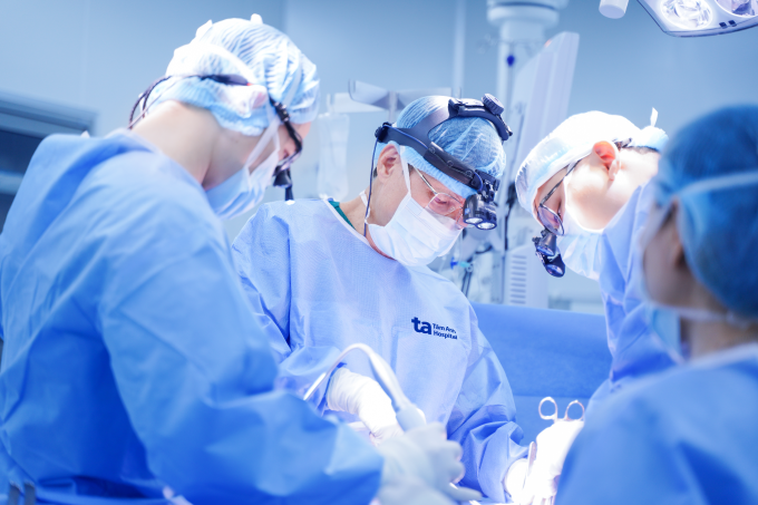 Phó giáo sư Vĩnh (giữa) cùng êkíp phẫu thuật tạo hình phế quản cho người bệnh. Ảnh: Bệnh viện Đa khoa Tâm Anh