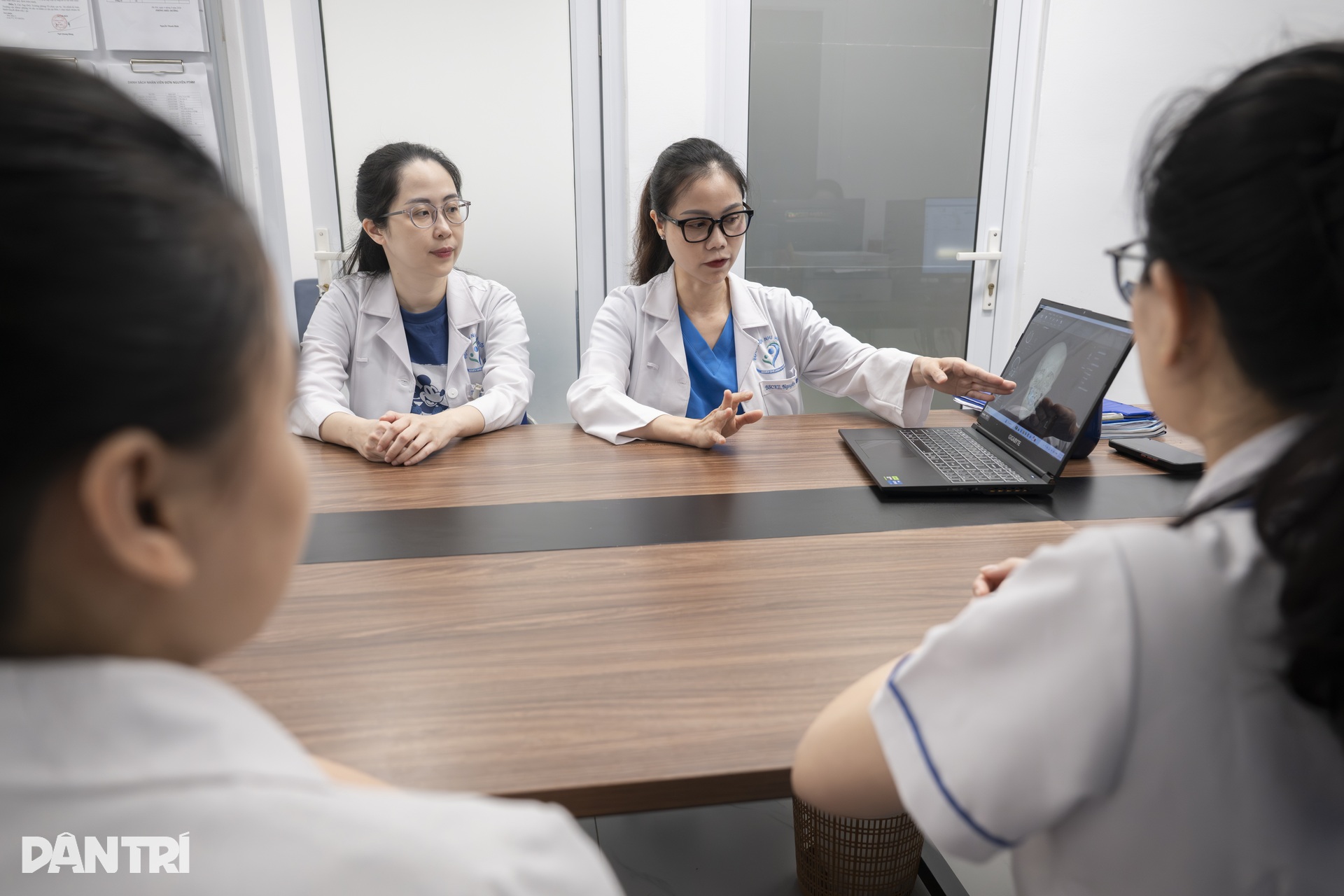 Ca mổ đặc biệt: Bác sĩ Việt - Mỹ cùng tạc lại gương mặt vẹn tròn cho em thơ - 3